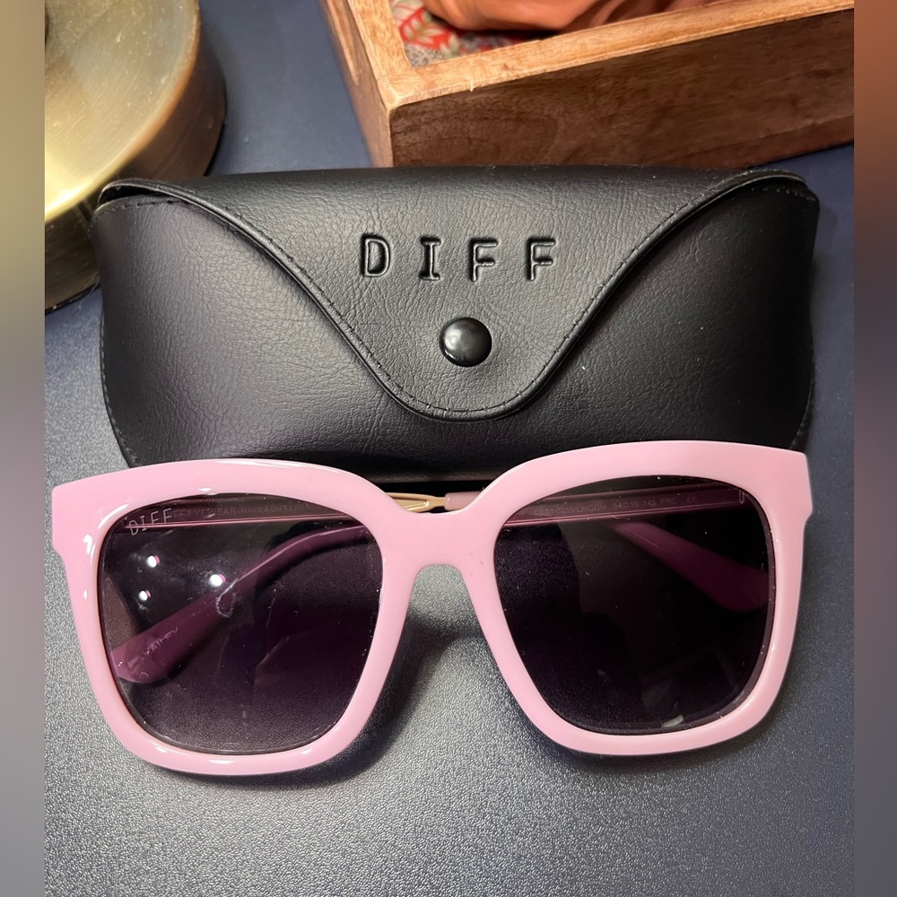 Diff Eyewear Pink Sunglasses